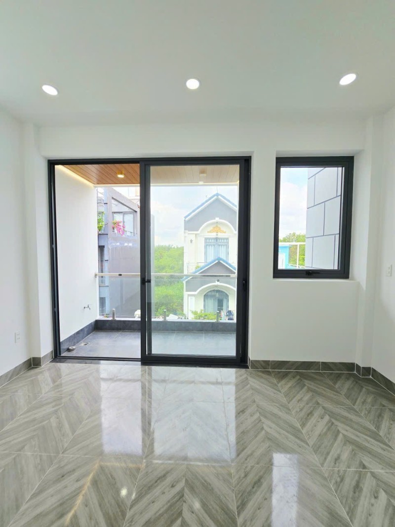 Bán nhà mặt phố đường Trường Lưu, Q9, Thủ Đức, TP HCM. DT 50m2, 3 tầng, SH. Giá 4,7 tỷ. 4