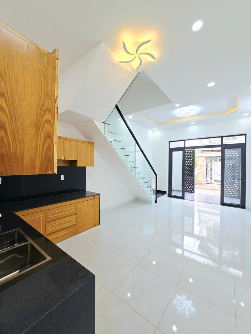 Bán nhà mặt phố đường Trường Lưu, Q9, Thủ Đức, TP HCM. DT 50m2, 3 tầng, SH. Giá 4,7 tỷ. 2