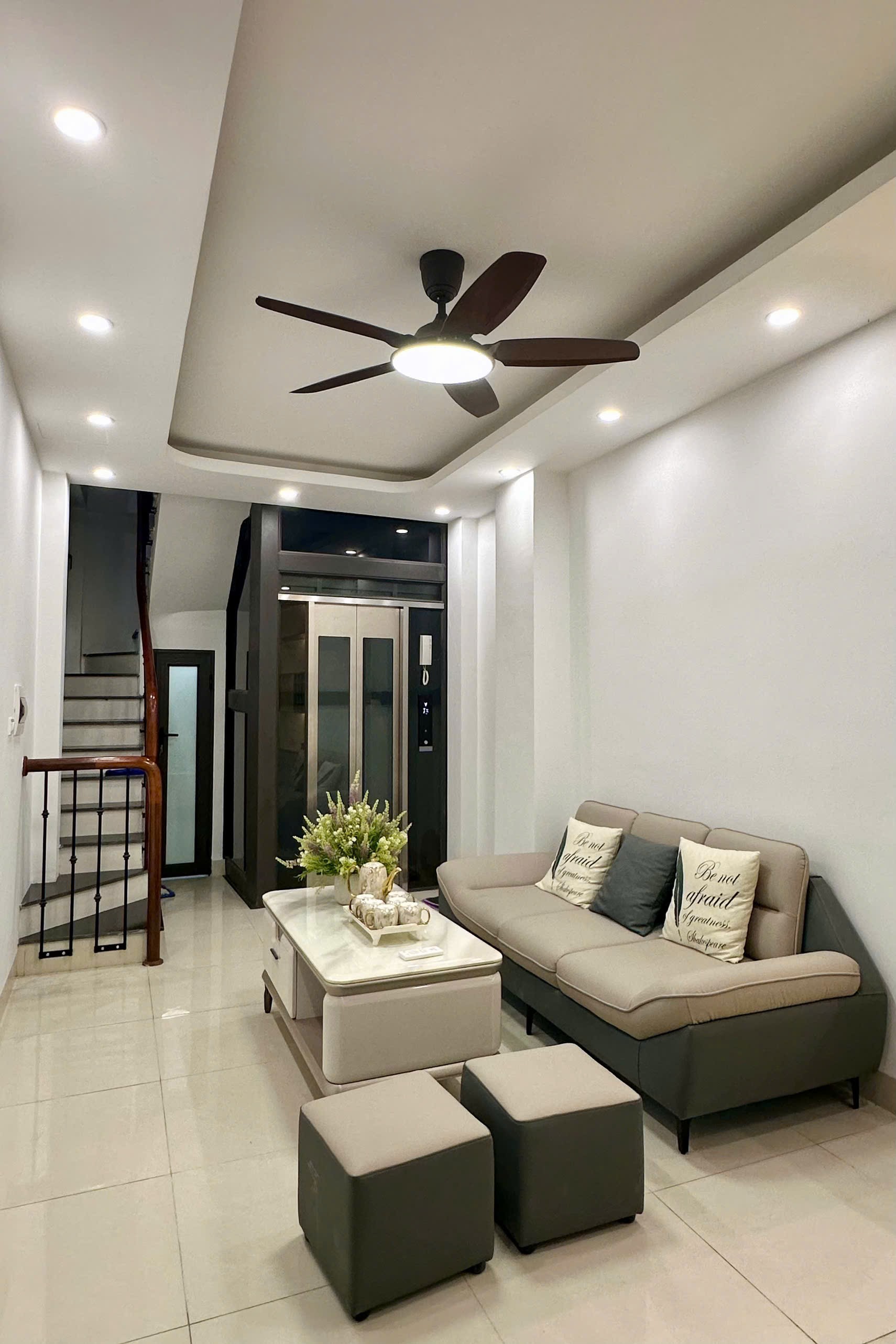 Cho thuê nhà THANG MÁY, FULL ĐỒ 35M x 6T(3 ngủ) giá 18.5 triệu ở Đê La Thành, Ba Đình