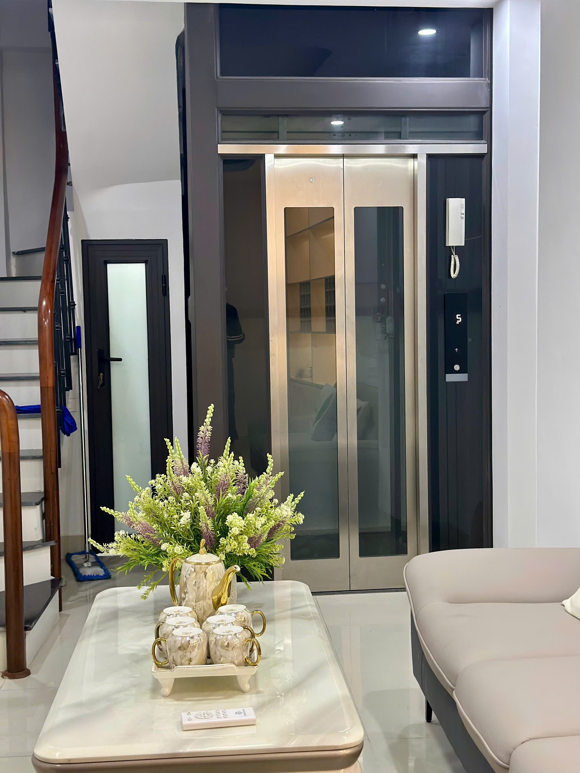 Cho thuê nhà THANG MÁY, FULL ĐỒ 35M x 6T(3 ngủ) giá 18.5 triệu ở Đê La Thành, Ba Đình 2