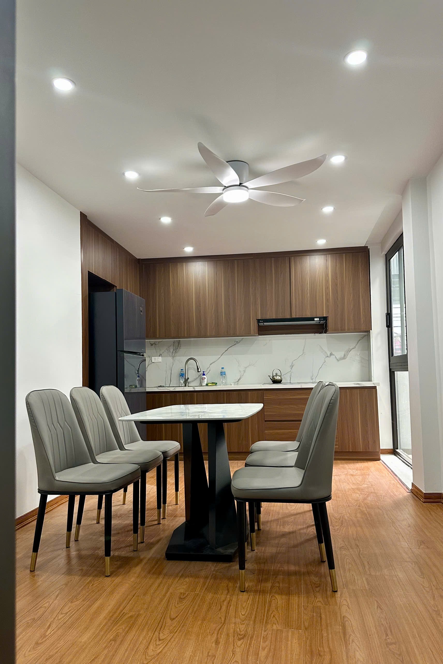 Cho thuê nhà THANG MÁY, FULL ĐỒ 35M x 6T(3 ngủ) giá 18.5 triệu ở Đê La Thành, Ba Đình 5