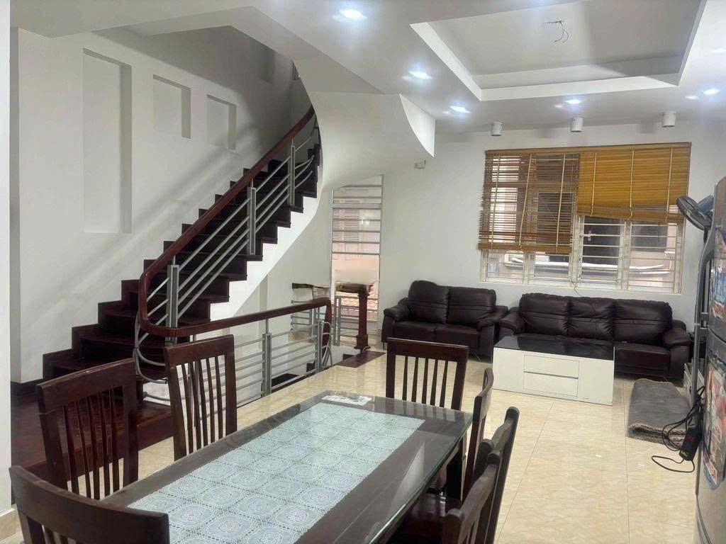 Cho thuê nhà ngõ 9 Trần Quốc Hoàn, Cầu Giấy 45M x 5T giá 19tr  Ô TÔ ĐỖ CỬA 2
