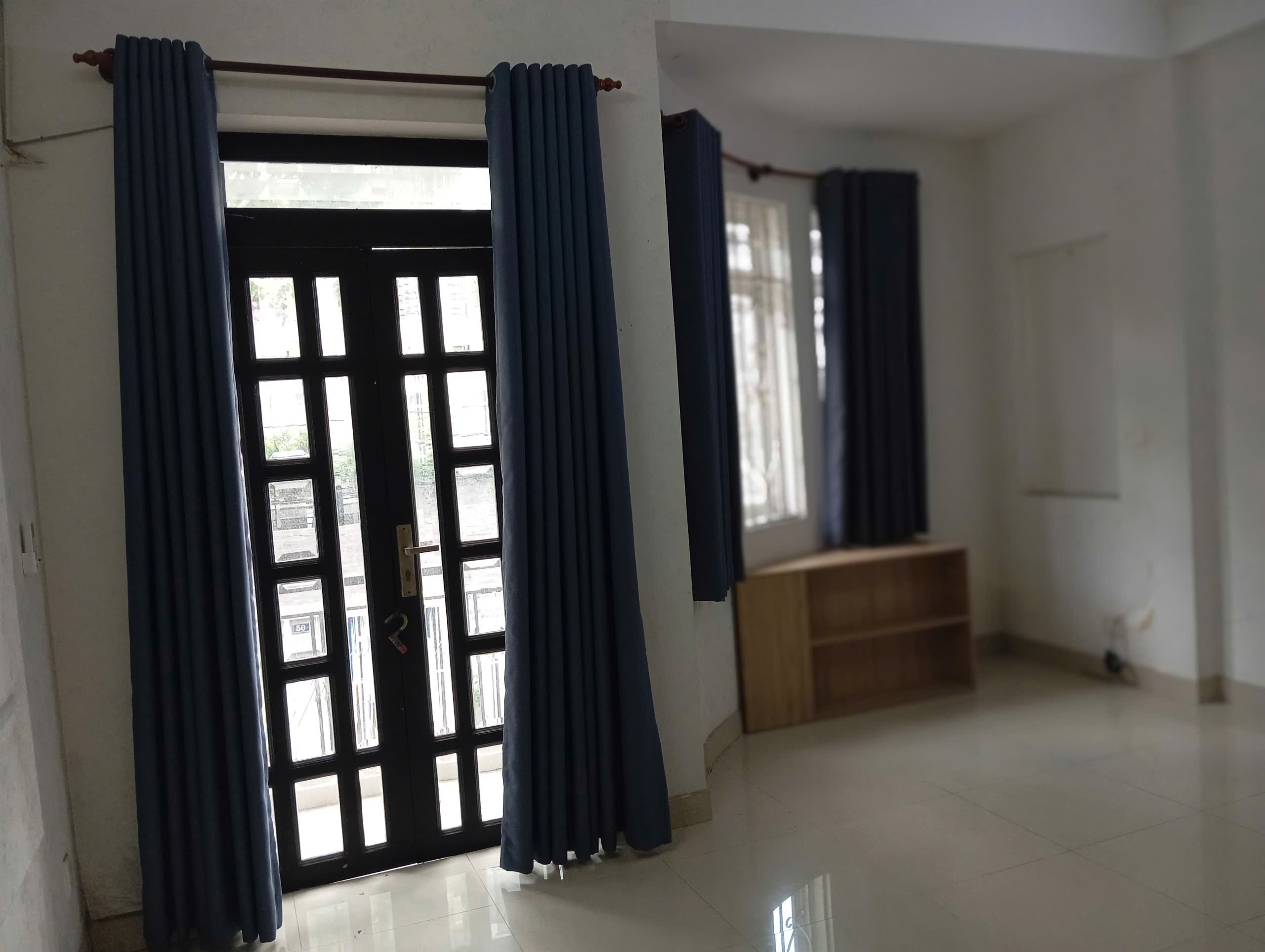 CHO THUÊ NHÀ MT KDC SÔNG ĐÀ, 1 TRỆT 2 LẦU, 4PN+ SÂN XE HƠI, 15TR. 2