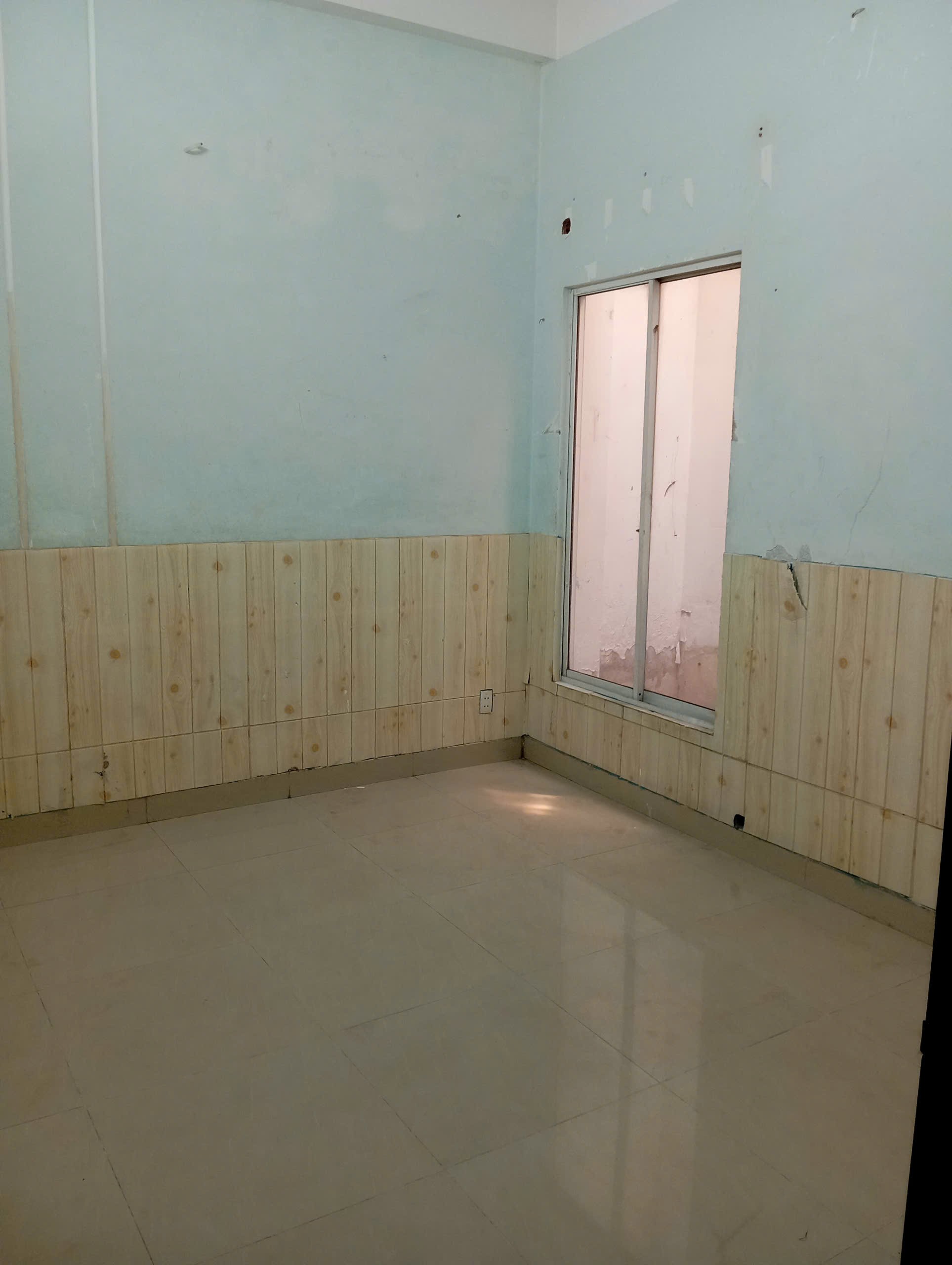 CHO THUÊ NHÀ MT KDC SÔNG ĐÀ, 1 TRỆT 2 LẦU, 4PN+ SÂN XE HƠI, 15TR. 5