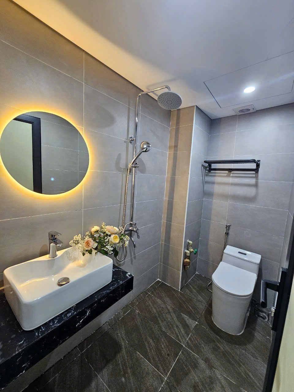 GẤP LẮM RỒI, TÒA CHDV NGÃ TƯ SỞ 56M2 6T 11PKK DOANH THU CAO GIÁ CHỈ 11 TỶ 2