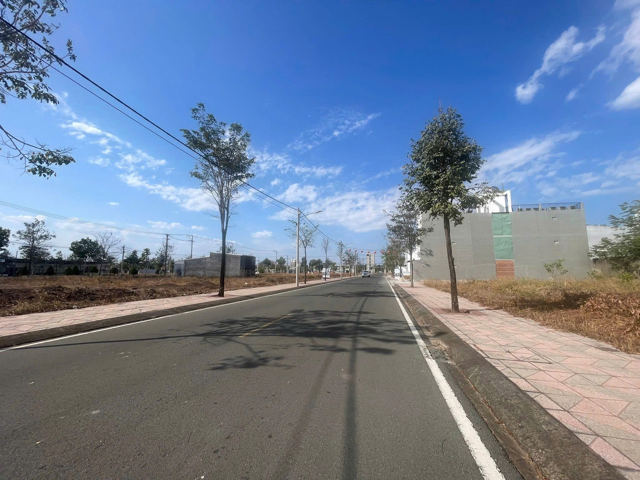 Gía tốt_Đất đẹp!!! Ngay sân bay Long Thành_100m2_1tỷ2_Sổ sẵn_Trung tâm kinh doanh 2