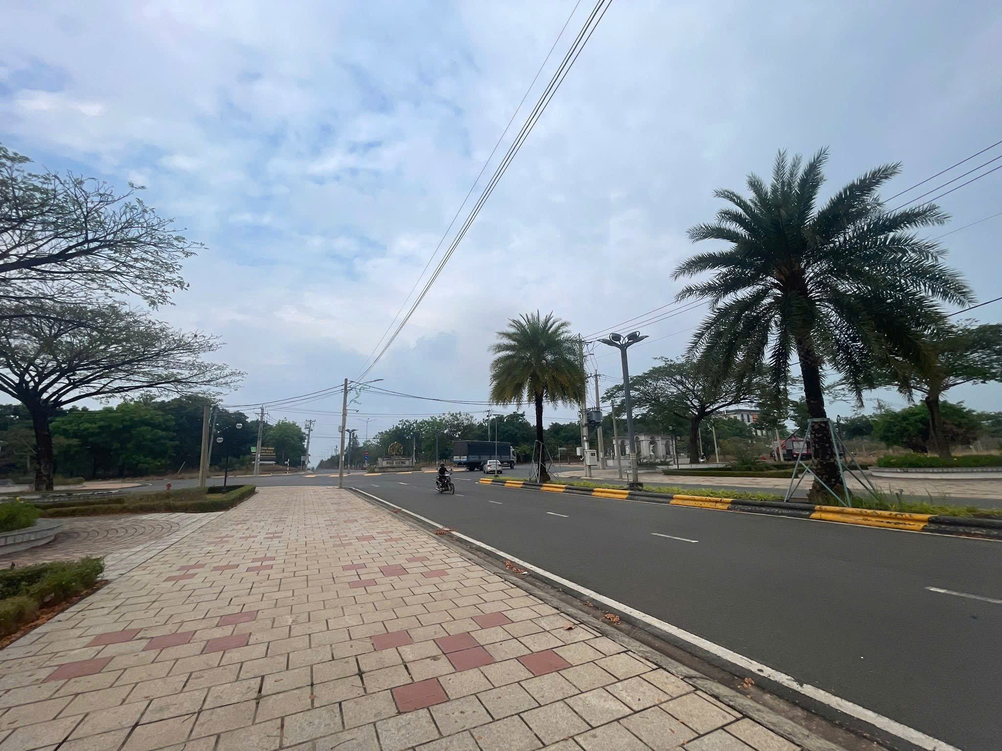 Gía tốt_Đất đẹp!!! Ngay sân bay Long Thành_100m2_1tỷ2_Sổ sẵn_Trung tâm kinh doanh 3
