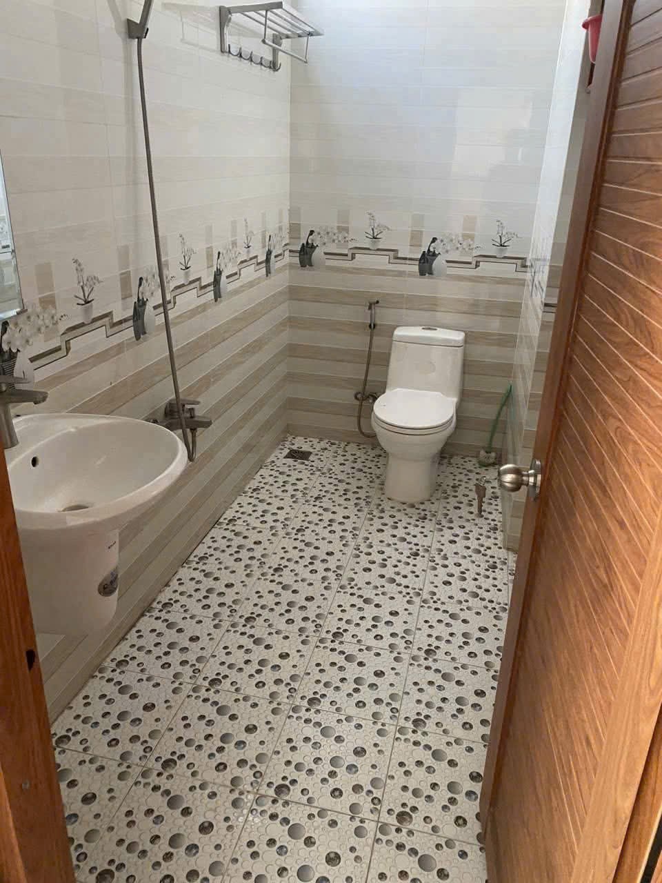 Bán biệt thự KDC Trần Anh, thị trấn Bến Lức dt 112m2 , 1 lầu 5pn,4wc giá 4 tỷ chốt hạ 3,65 tỷ 10