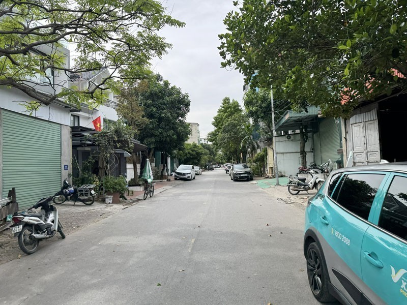 Cần bán 107m2 đất mặt phố Chính Trung, Gia Lâm. Đường rộng 15m, cách trung tâm hành chính 2 phút 2