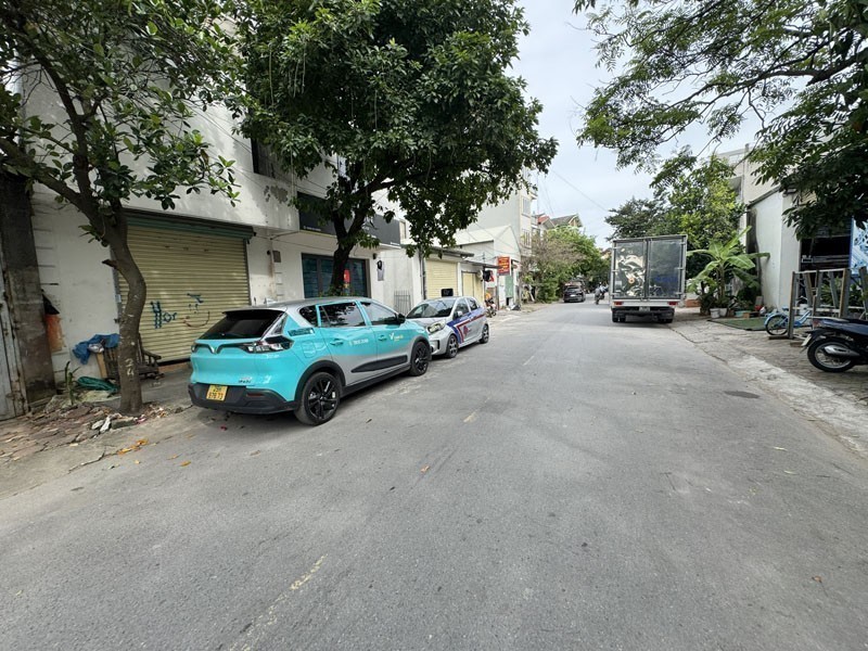 Cần bán 107m2 đất mặt phố Chính Trung, Gia Lâm. Đường rộng 15m, cách trung tâm hành chính 2 phút 3