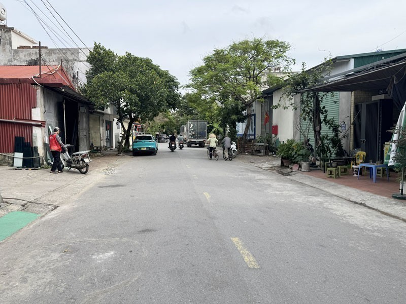 Cần bán 107m2 đất mặt phố Chính Trung, Gia Lâm. Đường rộng 15m, cách trung tâm hành chính 2 phút 4