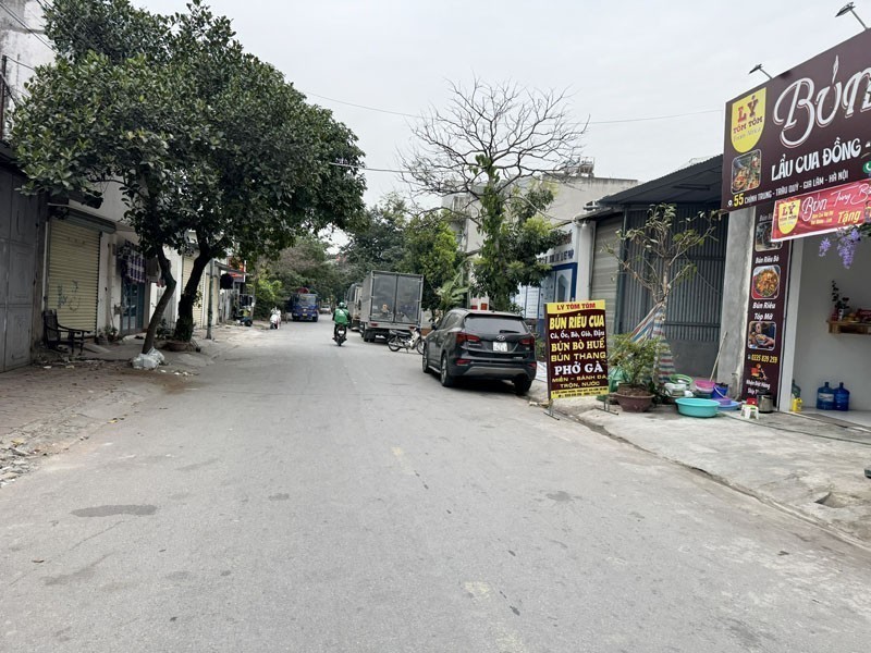 Cần bán 107m2 đất mặt phố Chính Trung, Gia Lâm. Đường rộng 15m, cách trung tâm hành chính 2 phút 7