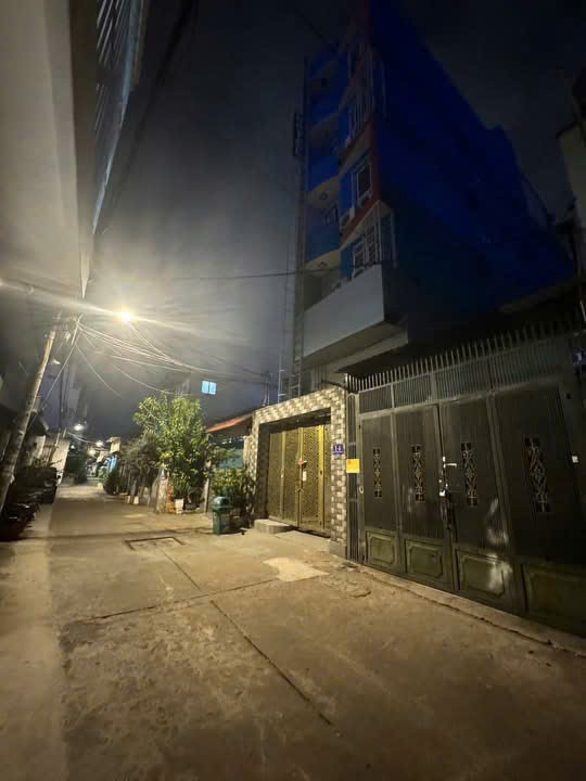 TÒA NHÀ 6 TẦNG – 24 PHÒNG – CÓ THANG MÁY – SÁT TRƯỜNG CHINH 20M 2