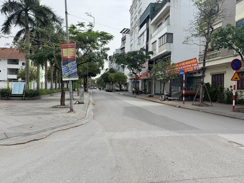 Mặt phố Thanh Am - TĐC Đặng Vũ Hỷ: 76,22m2, vỉa hè 5m, mặt tiền 8m, khoe trọn thương hiệu 4
