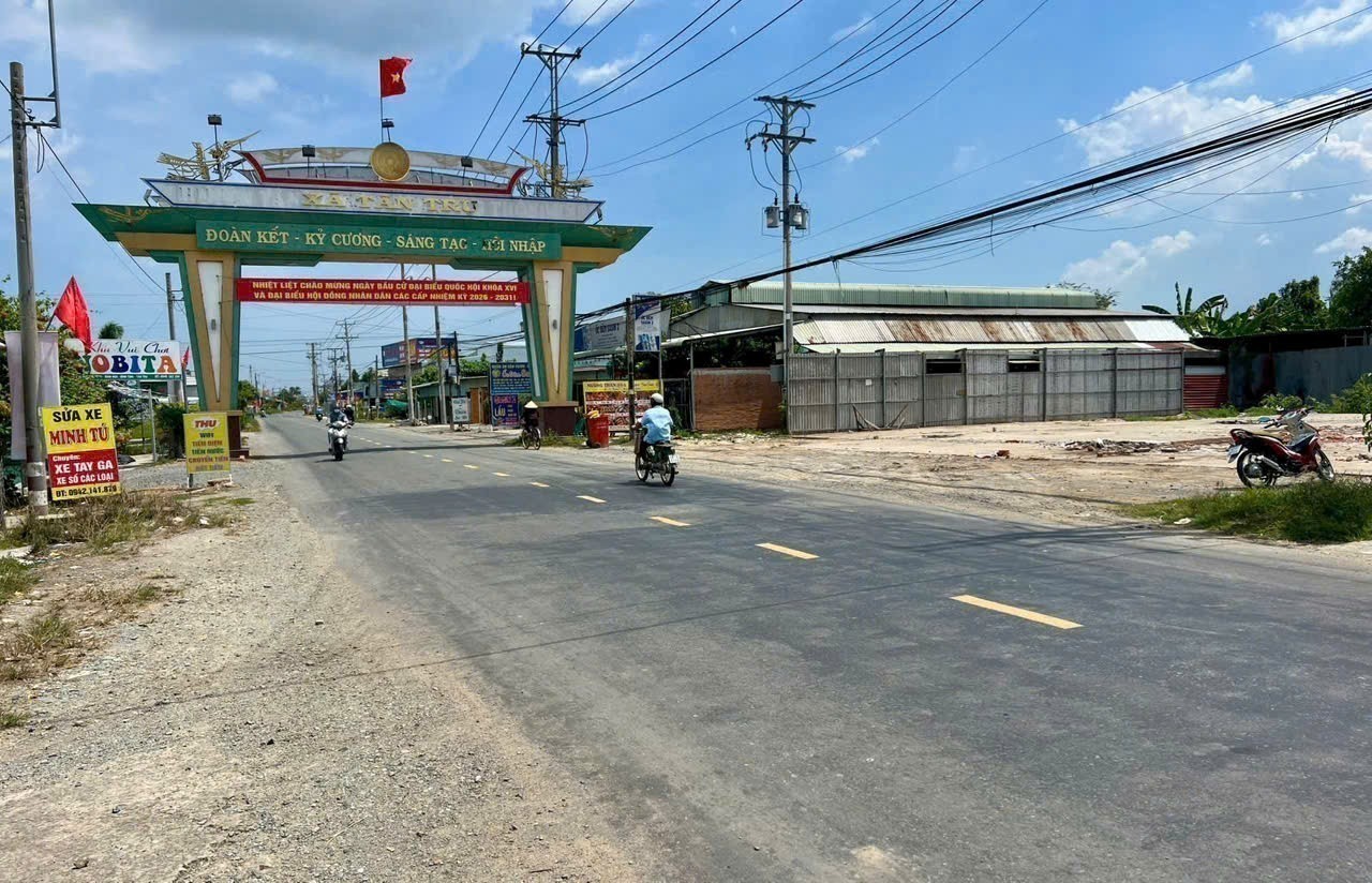 Bán đất mặt tiền tl833 , thị trấn Tân Trụ tdt 1865m2 ( 963m2 thổ) giá 10,5 tỷ 6
