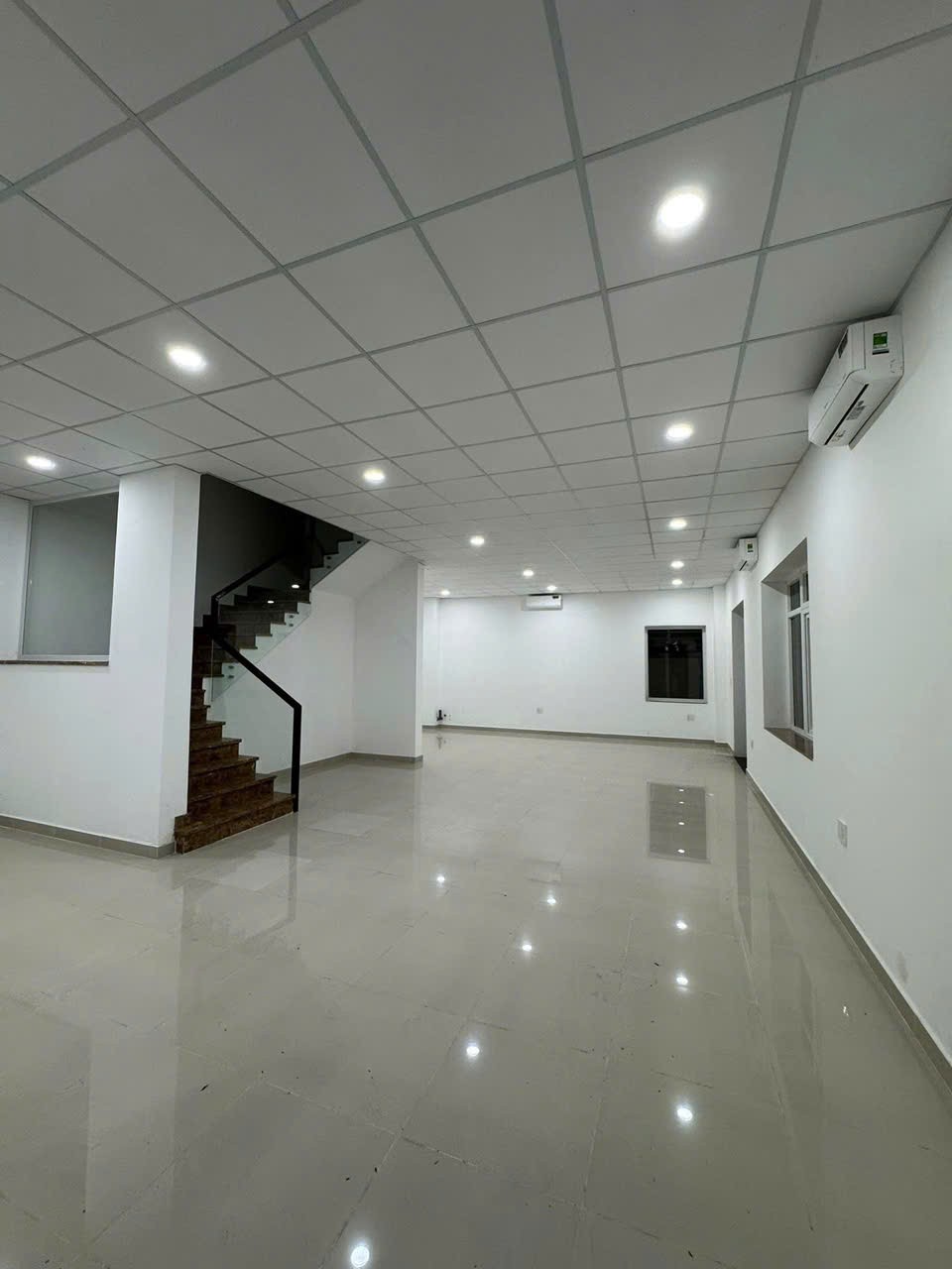 Cho thuê Nhà mặt tiền Phường Phú Hữu, Quận 9, Diện tích 231m², Giá Thương lượng 2
