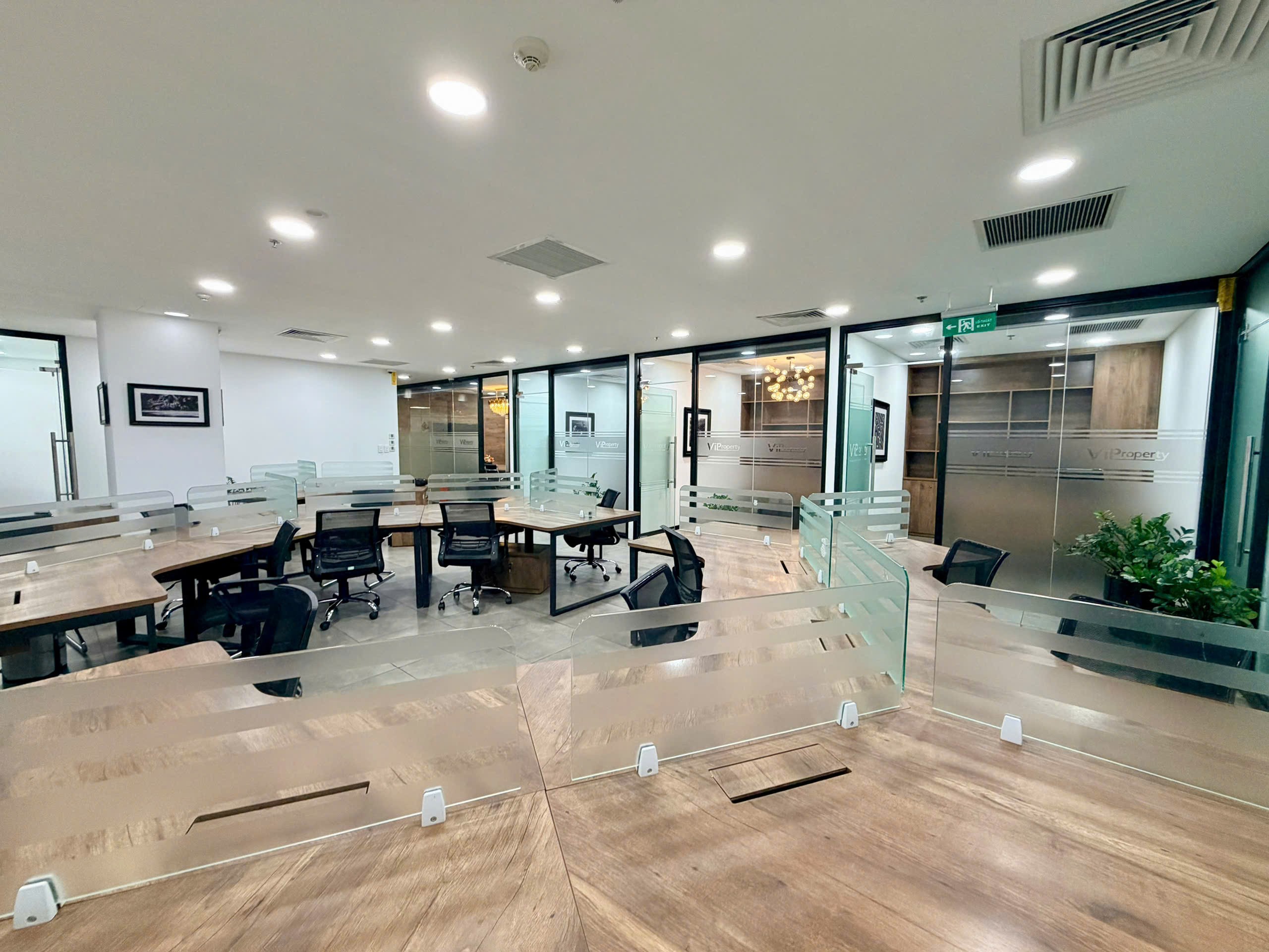 CẦN CHO THUÊ SÀN VĂN PHÒNG diện tích 150m2 tại Vinhomes West Point 5