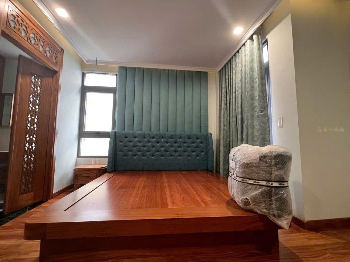 Cần bán Nhà mặt tiền Phường Phú Hữu, Quận 9, Diện tích 105m², Giá 17.9 Tỷ 8
