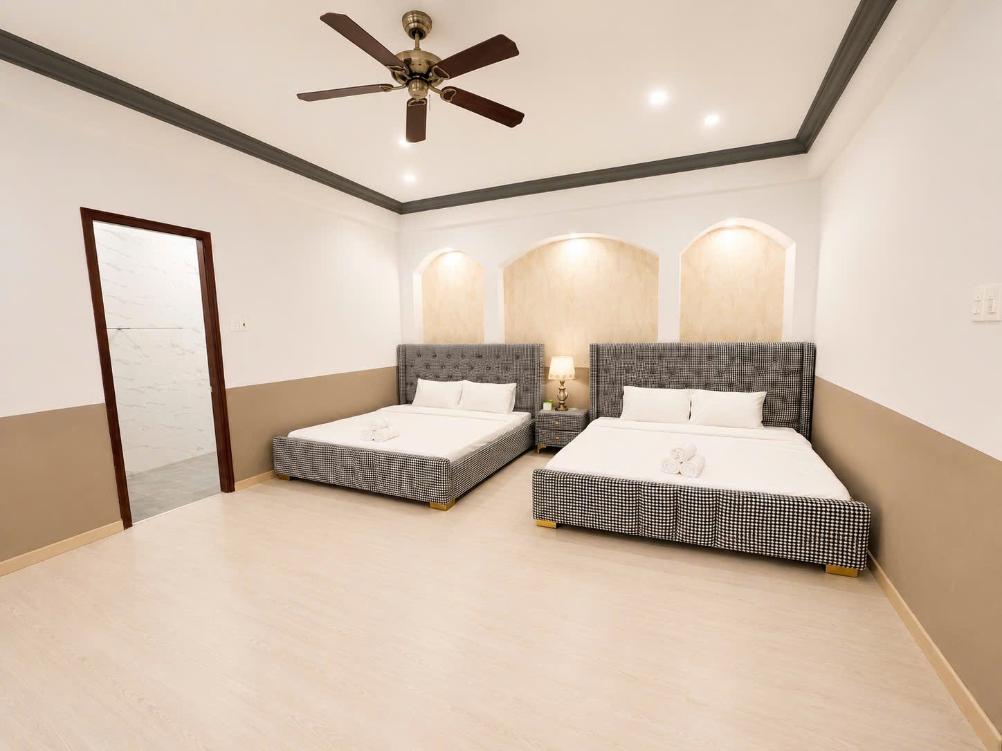Cho thuê Nhà mặt tiền Quận 1, Hồ Chí Minh, Diện tích 200m², Giá Thương lượng 5