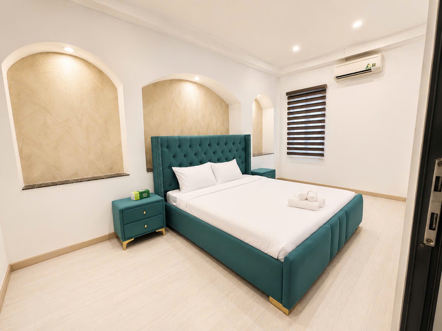 Cho thuê Nhà mặt tiền Quận 1, Hồ Chí Minh, Diện tích 200m², Giá Thương lượng 2