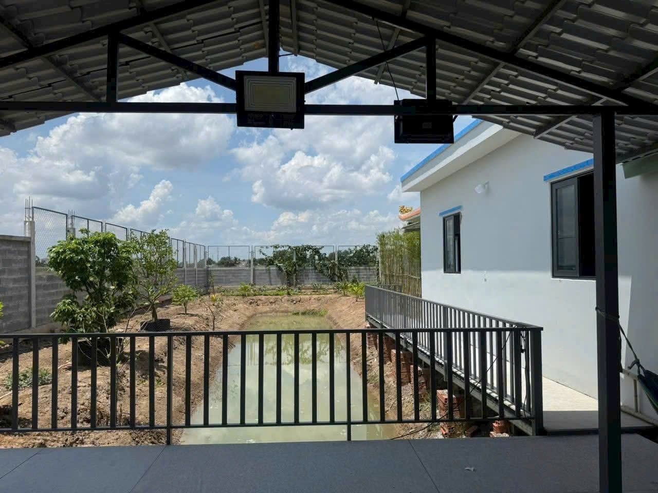 Bán nhà vườn mới xây có sân vườn , chòi thủy tạ xã Thạnh Đức tdt 1000m2 ( 300m2 thổ) giá 3 tỷ 4