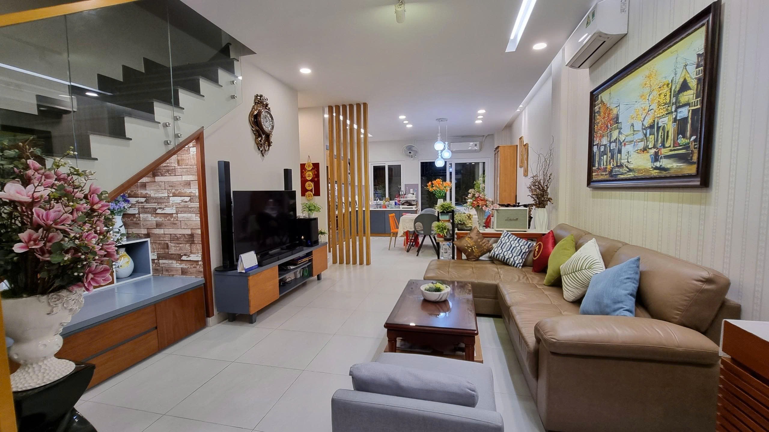 Cần bán Nhà mặt tiền Phường Phước Long B, Quận 9, Diện tích 75m², Giá 11.5 Tỷ 2