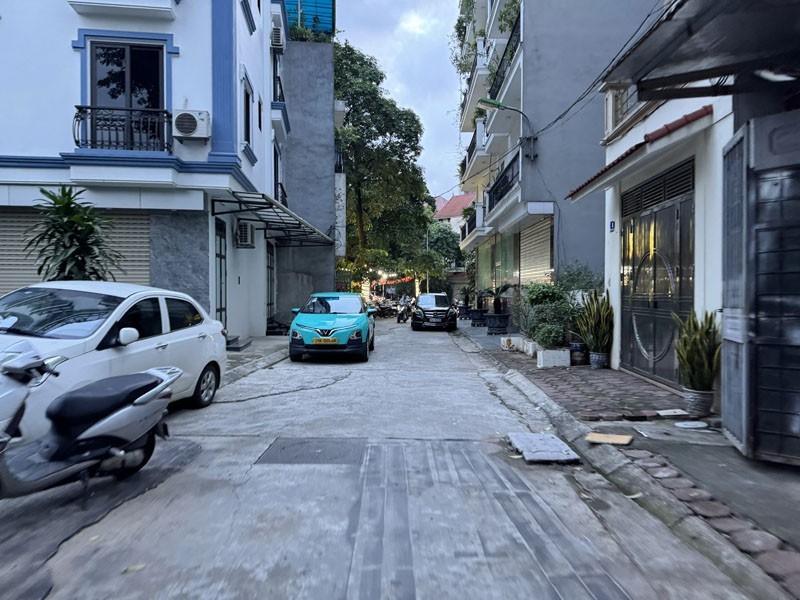 Cần bán 50m2 đất phân lô ngay cạnh trường cấp 1 2 và chợ Thượng Thanh. Đường ô tô tránh, vỉa hè 4
