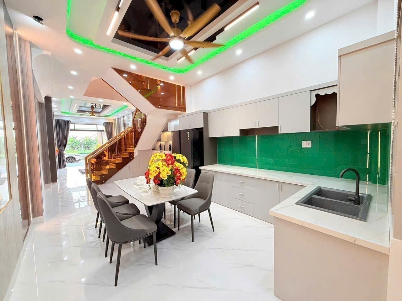 Bán nhà mới thiết kế hiện đại gần chợ Long Thượng dt 109m2, 2 lầu, 4pn,4wc hướng Tây giá chốt 3,75 2