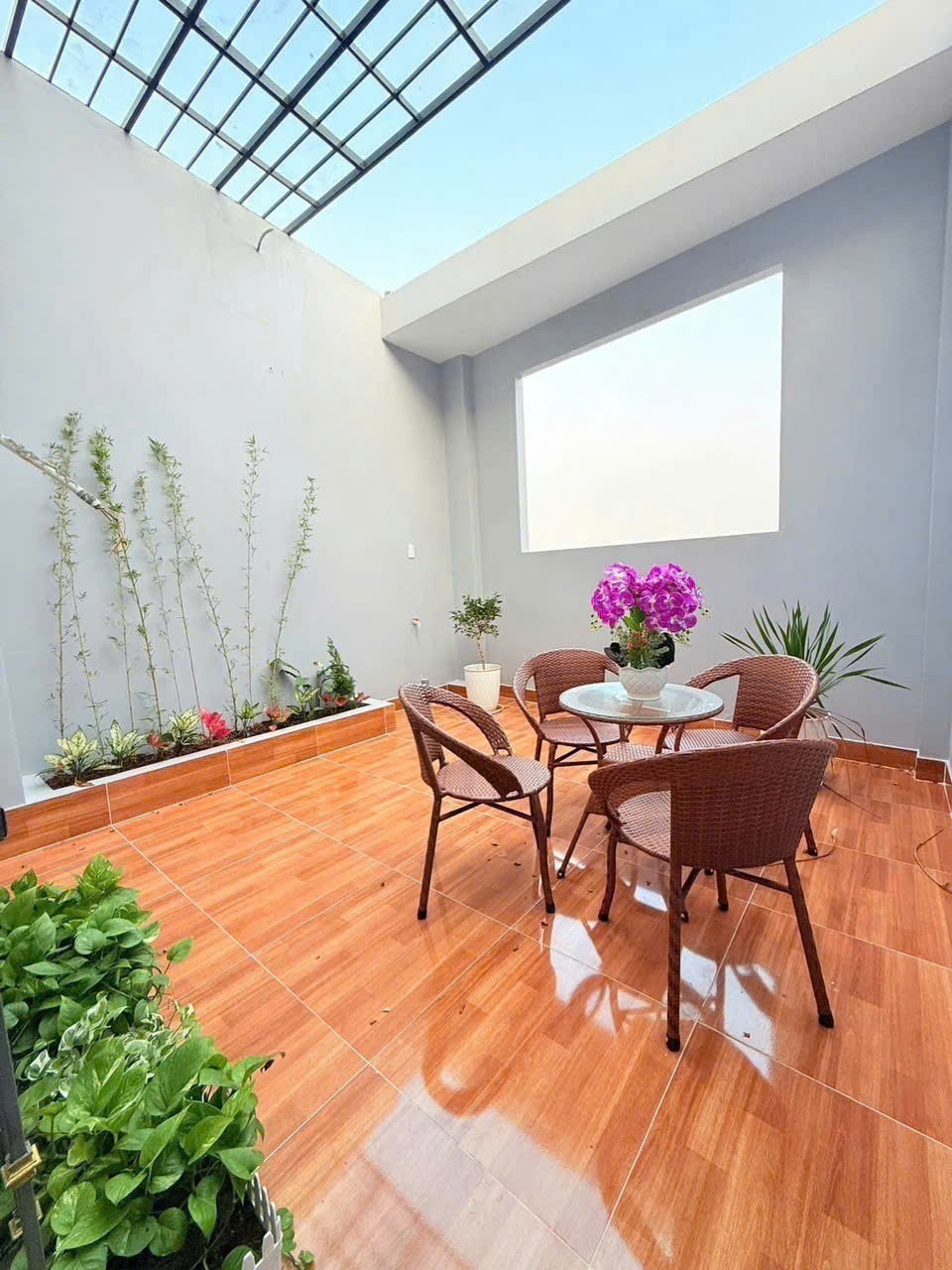 Bán nhà mới thiết kế hiện đại gần chợ Long Thượng dt 109m2, 2 lầu, 4pn,4wc hướng Tây giá chốt 3,75 11