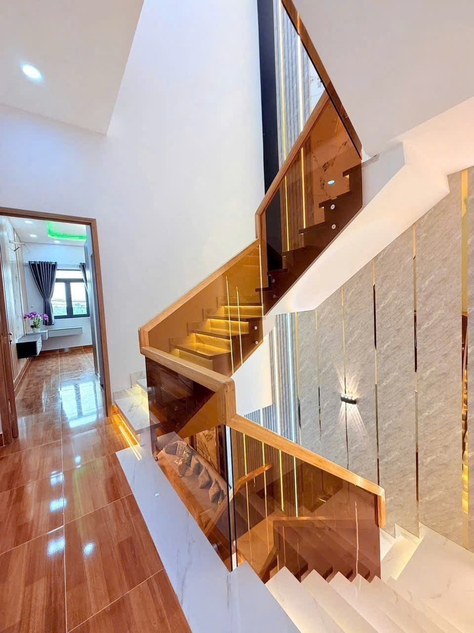 Bán nhà mới thiết kế hiện đại gần chợ Long Thượng dt 109m2, 2 lầu, 4pn,4wc hướng Tây giá chốt 3,75 18