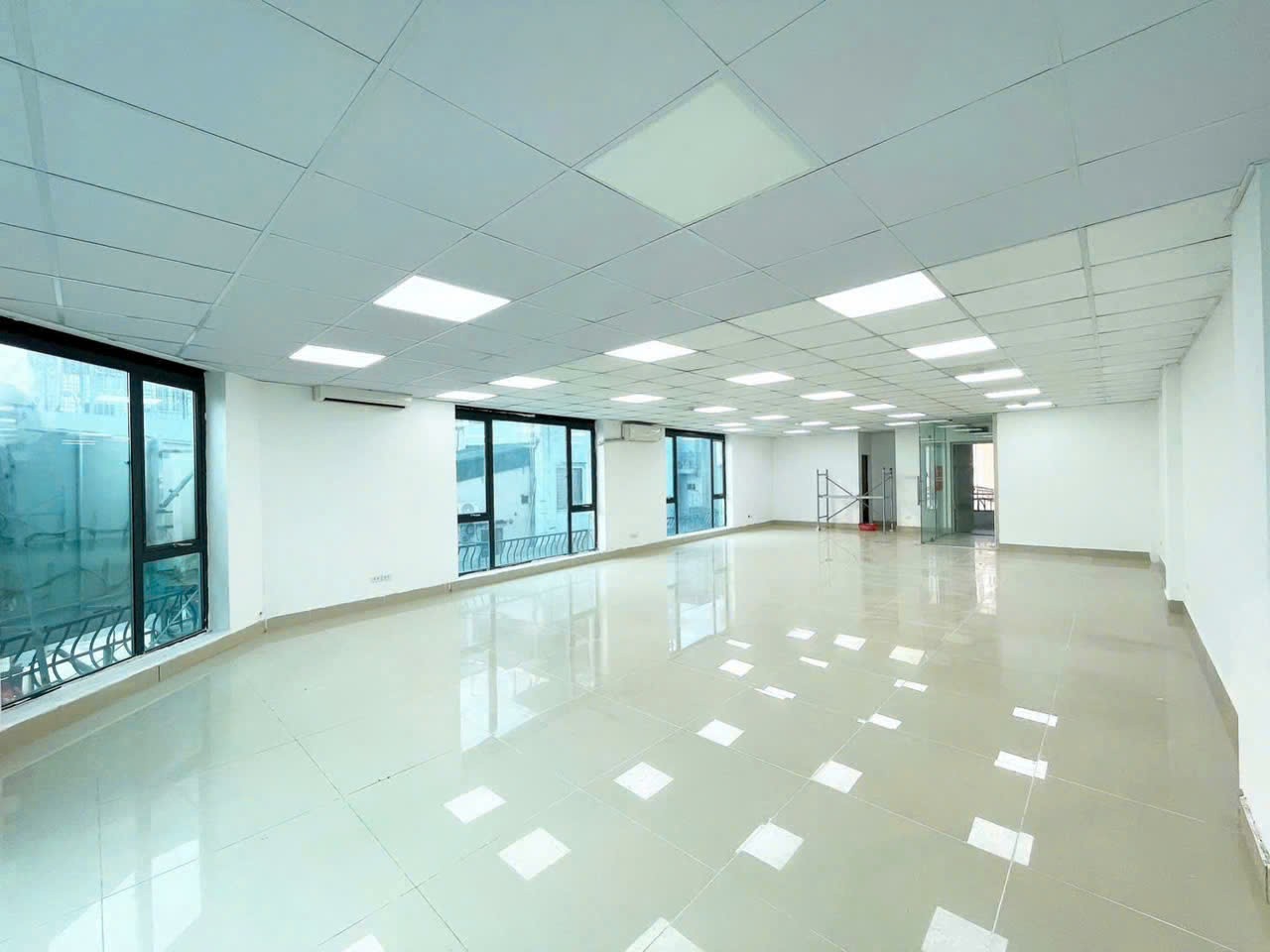 Cho thuê sàn VP 360m mặt phố Nguyễn Văn Huyên, sẵn vào hoạt động 3