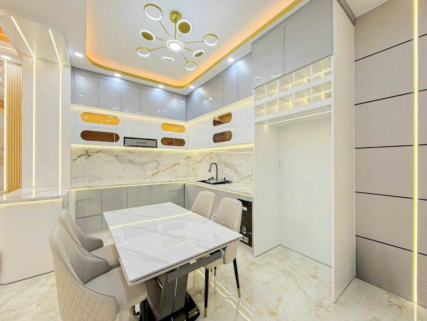 Anh Hải cần bán nhà hẻm xe hơi cạnh Phú Mỹ Hưng, 4 tầng, để lại nội thất 3