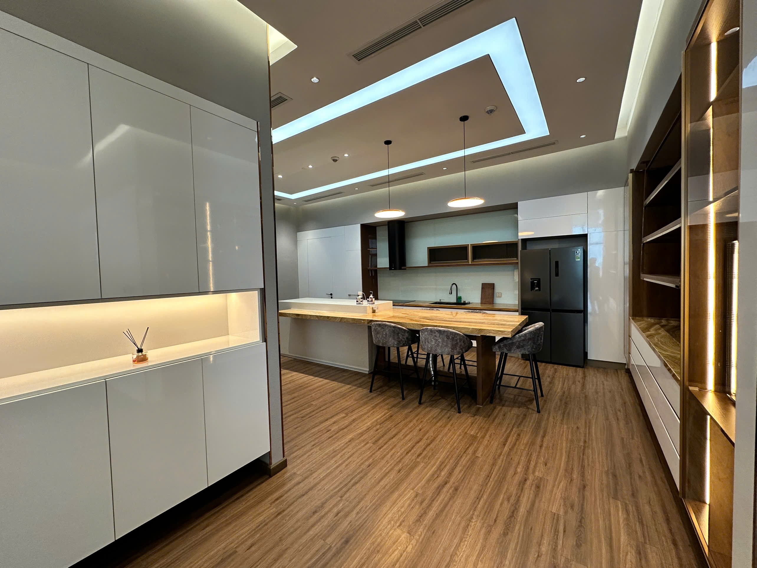 Cho thuê Căn hộ chung cư Quận 1, Hồ Chí Minh, Diện tích 300m², Giá 200 Triệu/tháng 12