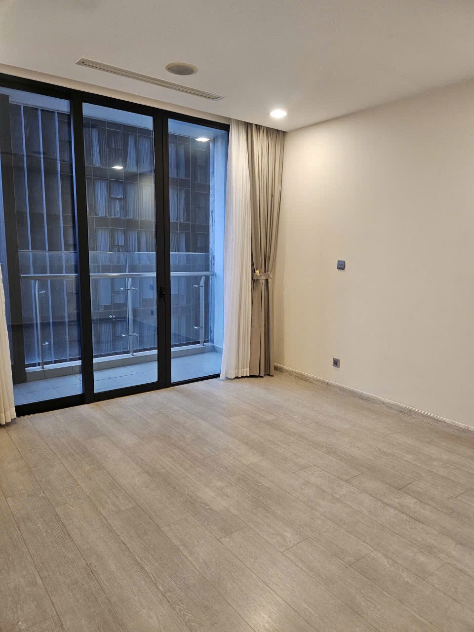 Cho thuê Căn hộ chung cư Quận 1, Hồ Chí Minh, Diện tích 100m², Giá Thương lượng 4