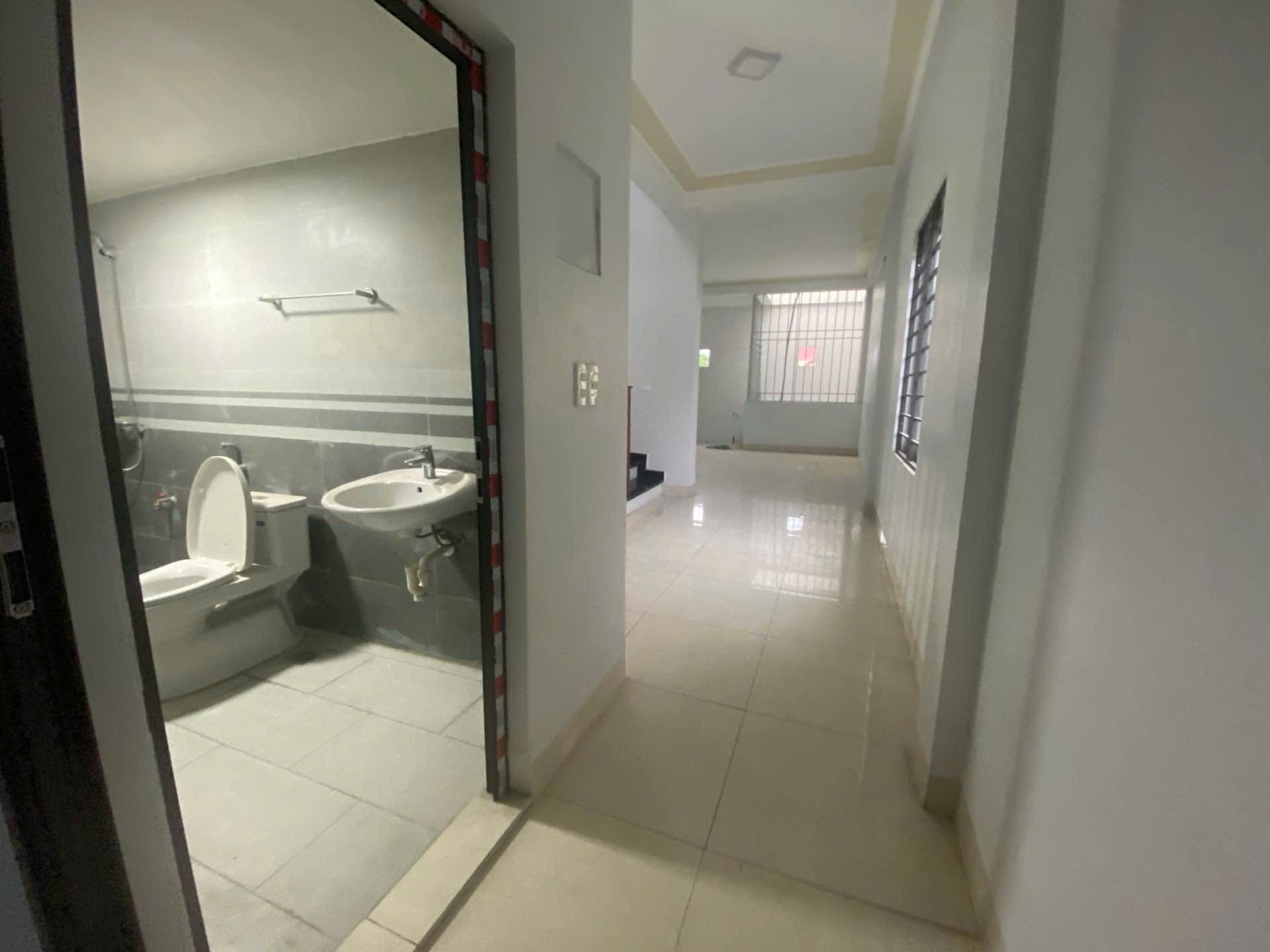 Bán nhà 3 tầng 100m full thổ cư thôn Thường Lệ- Mê Linh, sẵn vào ở- có thể kinh doanh 4