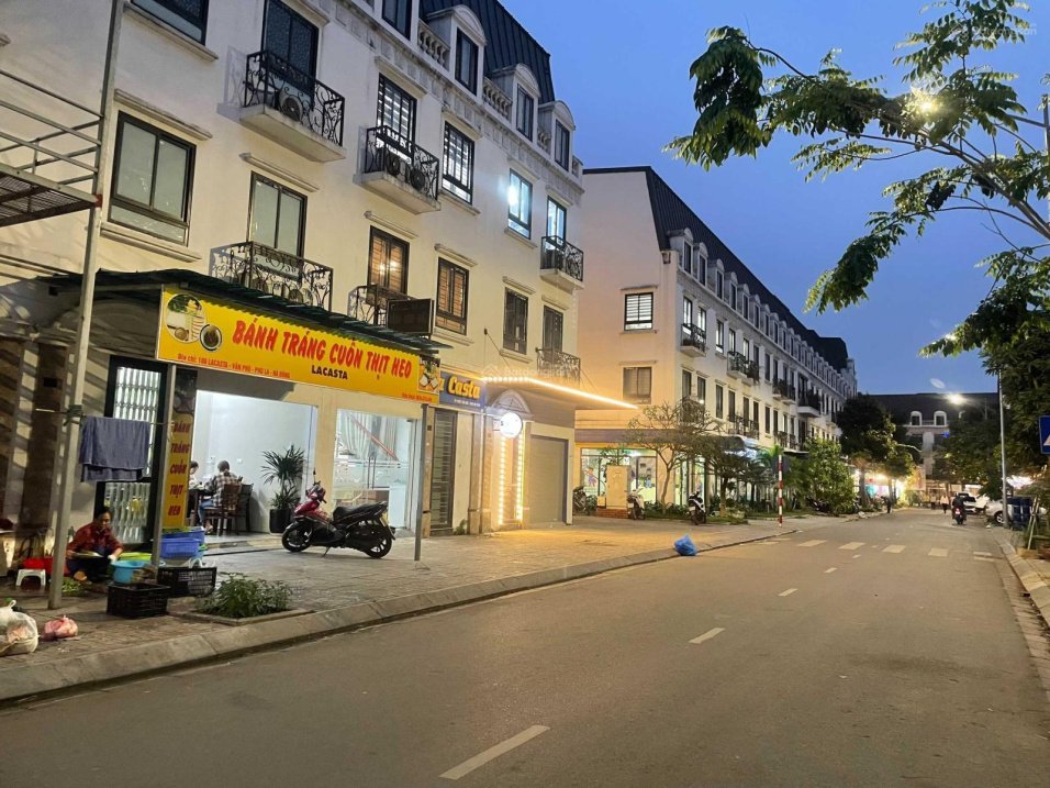 Bán Shophouse 88m2 LA CASTA KĐT VĂN PHÚ - Hà Đông- Ô Tô đỗ cửa- KD Sầm Uất- Giá 13 tỷ 3