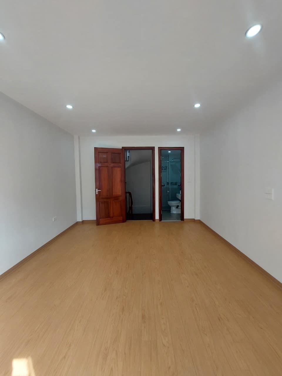 Bán nhà Trần Cung, đường trước nhà 2 ba gác tránh, 80m ra phố, nở hậu, 30m2, 5T, mt:3,85m,giá: 4,8 tỷ 6