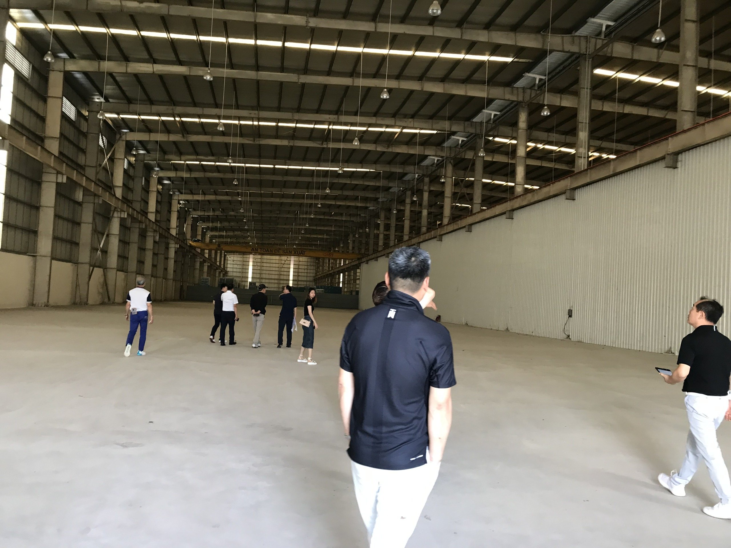 Cho thuê nhà xưởng KCN Tiên Sơn,dt 6000m2, có sẵn cẩu trục.Lh 0988 457 392