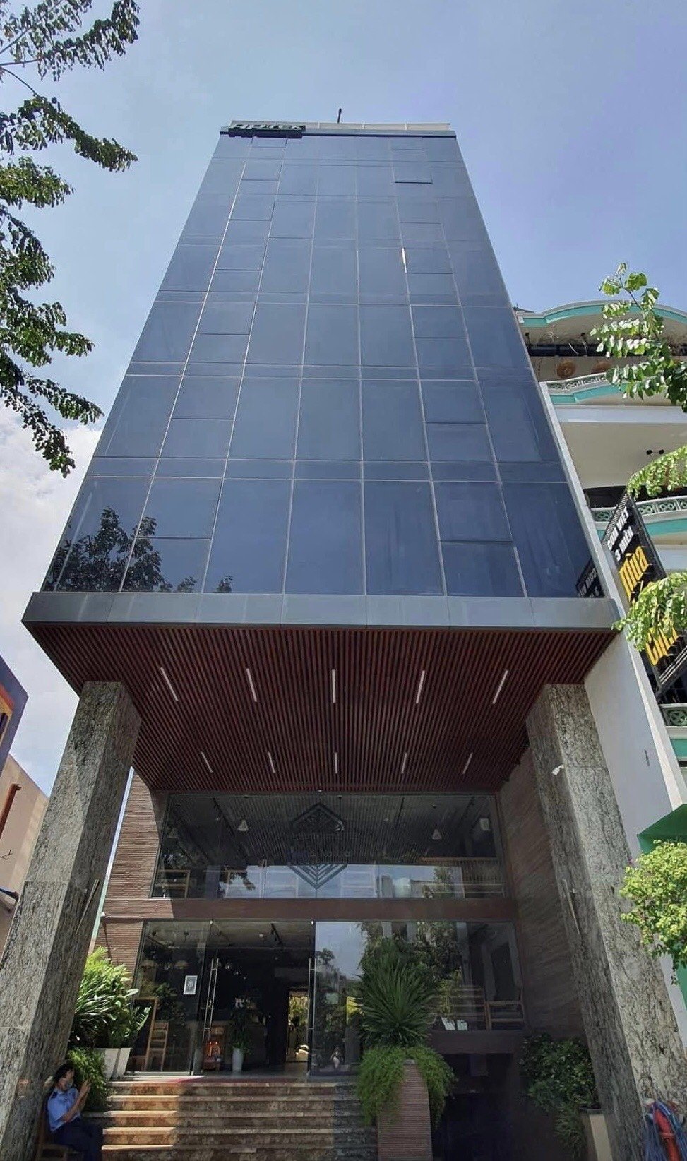 Bán nhà mặt phố Quận Hoàng Mai 240m2, 8 tầng, vỉa hè rộng thoáng, sầm uất, giá 85 tỷ