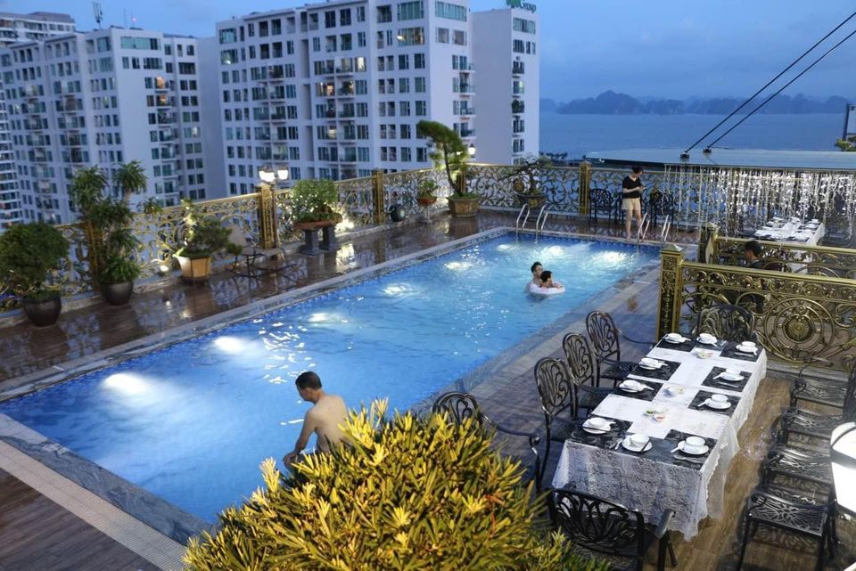Bán Khách sạn 12 tầng 43p 221m2 View Vịnh Hạ Long, trung tâm du lịch cách Bãi tắm chỉ 300m 1