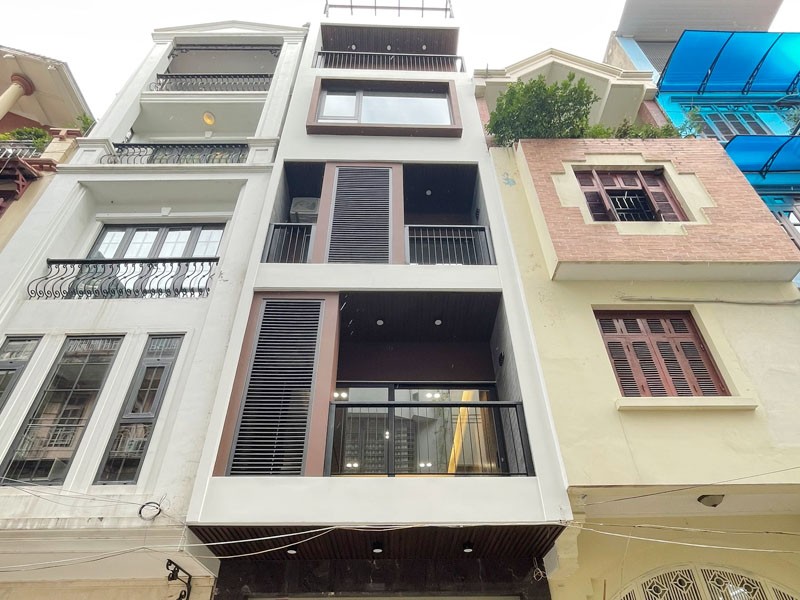 Cần bán 40m2 nhà 6 tầng trong ngõ 560 Nguyễn Văn Cừ. Đường ô tô tránh, có thang máy