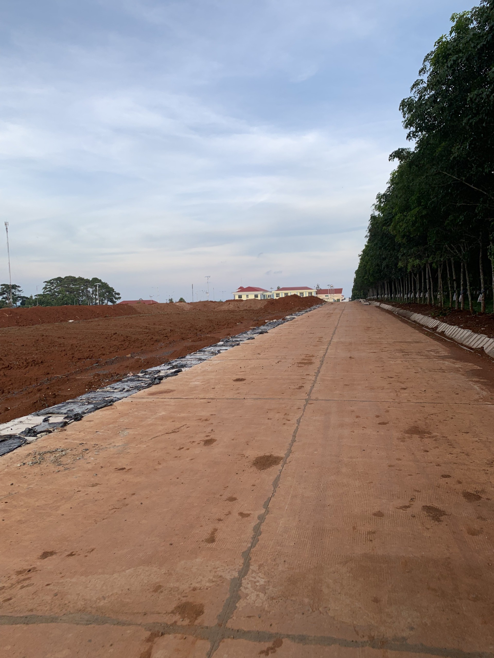 Nhà mình cần bán lô đất cạnh trường mầm non Khu dân cư Phú Lộc Krông Năng 3