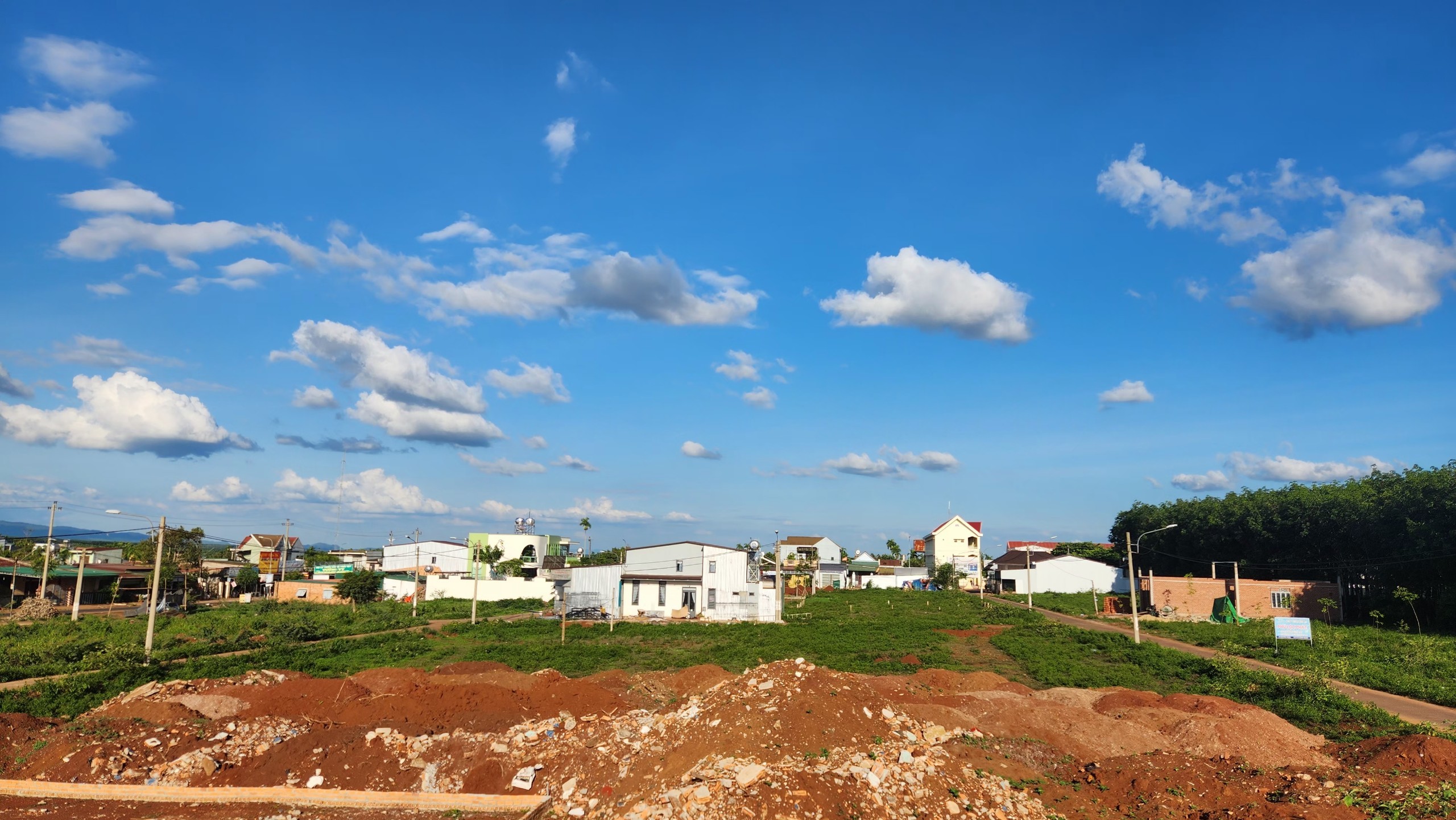 Lô đất thổ cư ngay trung tâm KDC Phú Lộc cạnh trường tiểu học. Mua đất được vàng 3