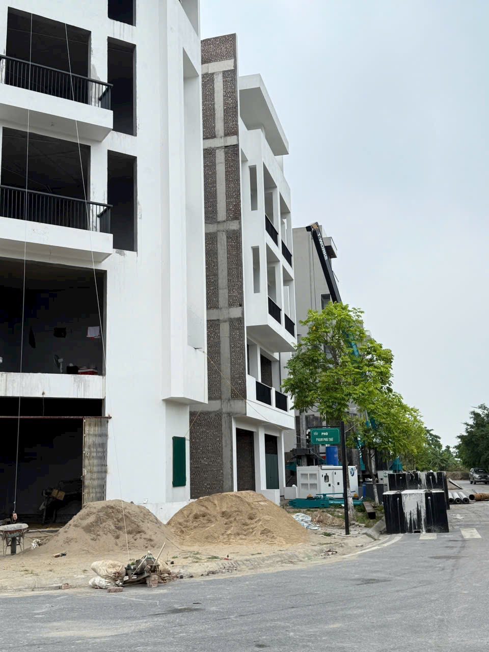 Bán căn biệt thự sân vườn mặt phố phường Quang Trung, TP HD, 693m2, 3 mặt thoáng, giá tốt