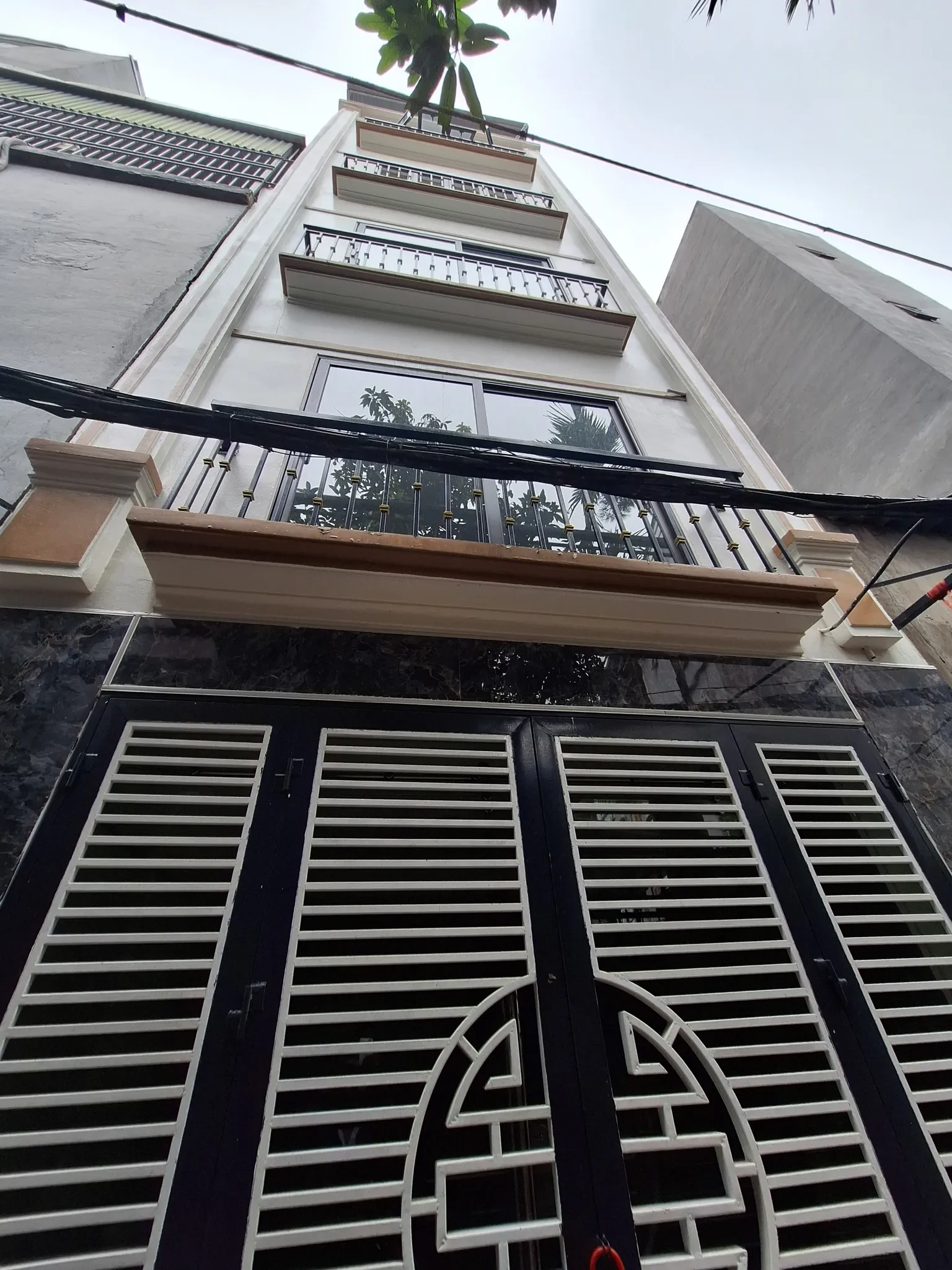 Bán Nhà  Lĩnh Nam 33m2.  6 tầng. mặt tiền  4.1m. giá  7.4 tỷ Hoàng Mai Hà Nội