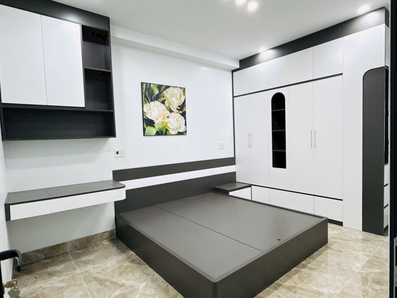 Bán nhà 3 tầng ngõ đường Nguyễn Lương Bằng, TP HD, 43.8m2, mt 7.2m, 3 ngủ, 2vs, 2.28 tỷ