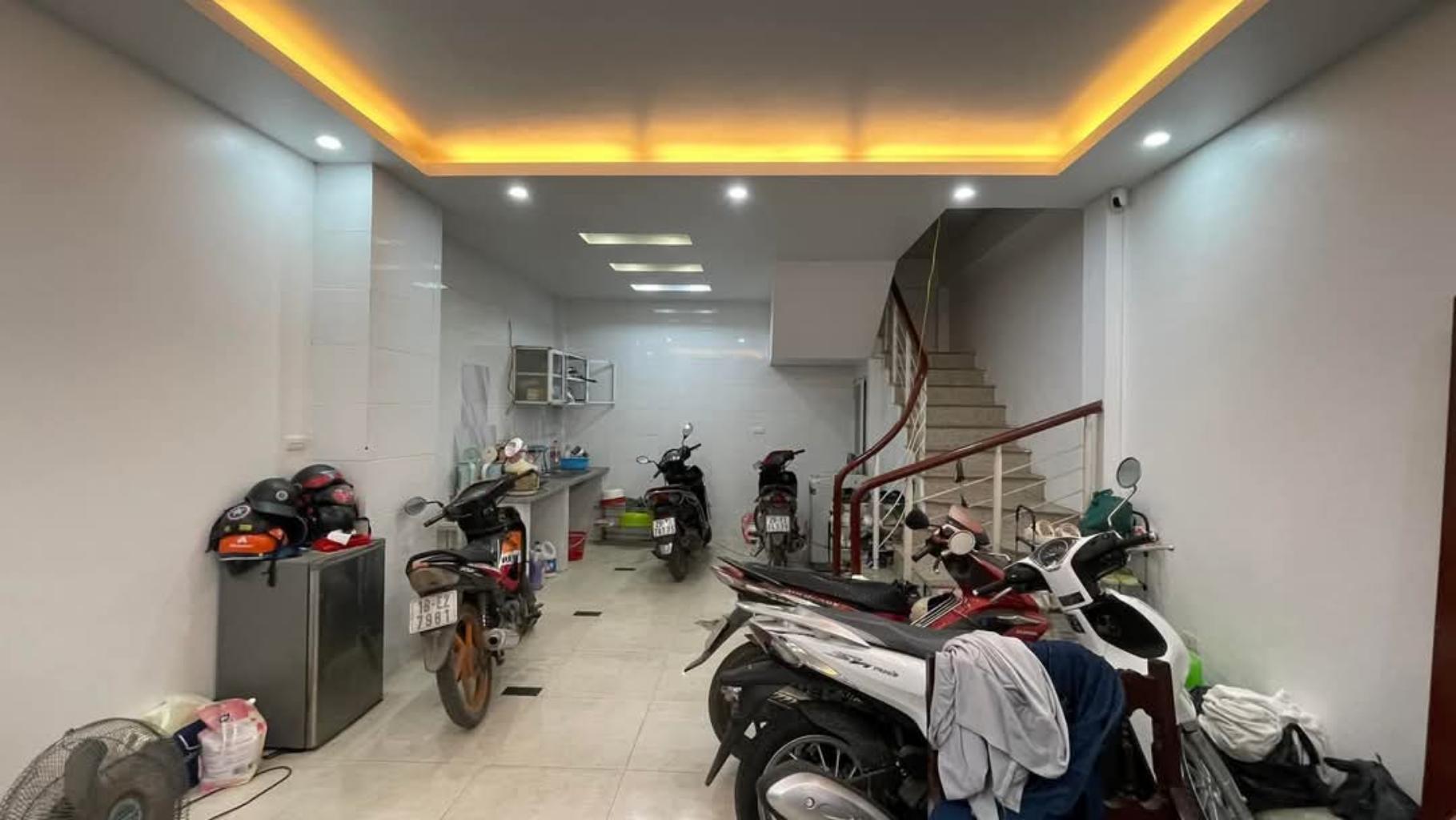 Bán nhà Kim Giang, ngõ ô tô tránh nhau, gần đại học Thăng Long. 36m2. Giá chào 8 tỷ