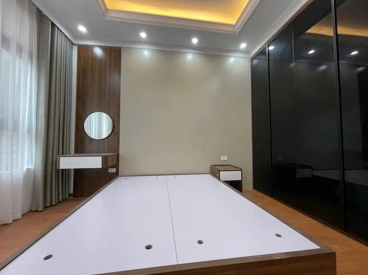 Tài chính hơn 9.8 tỷ mà tậu được căn nhà mặt ngõ to, vài bước chân ra mặt Hồ Tây,  Em Hà có căn 3