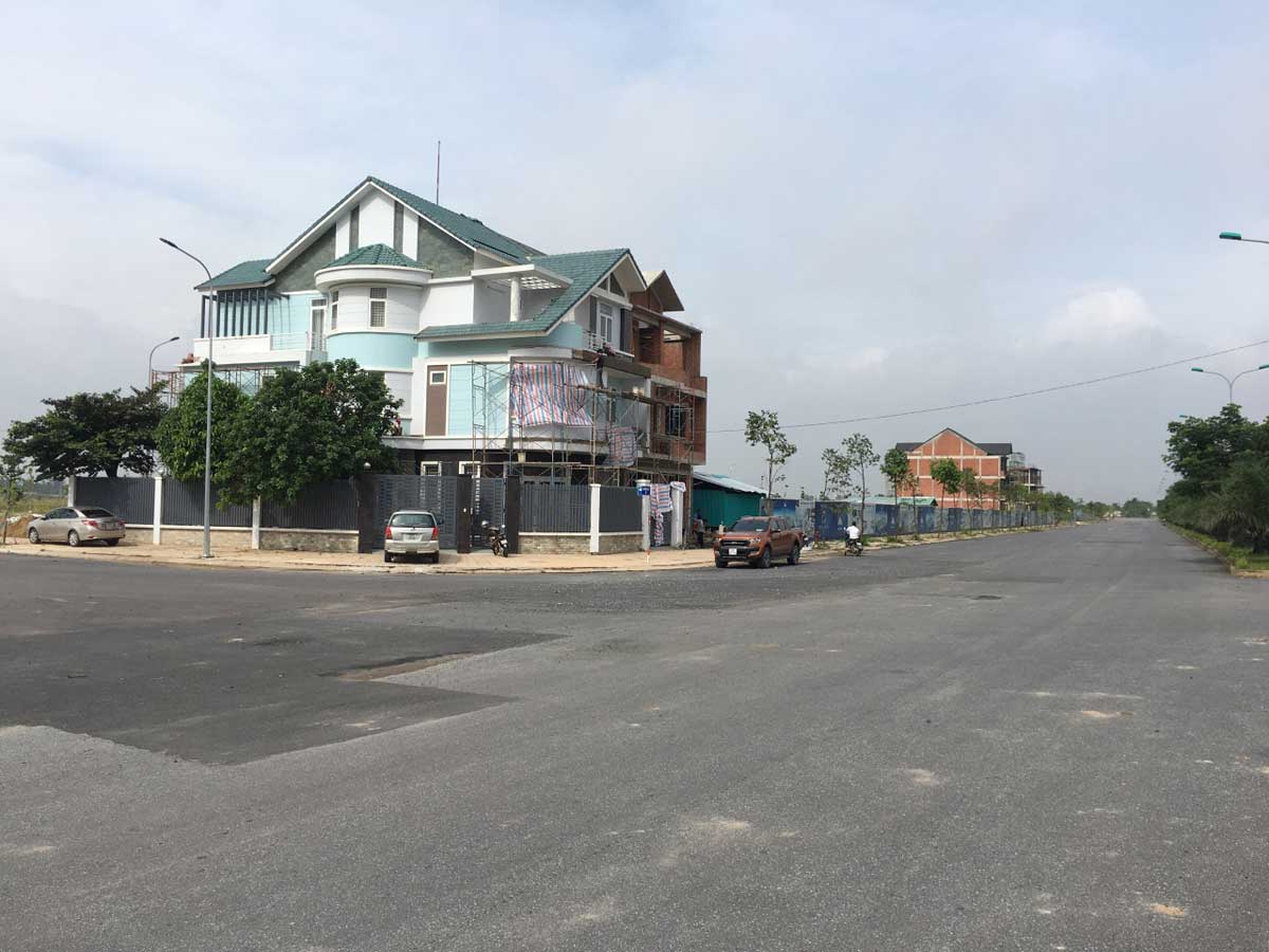 Bán lô khu 2 Long Hưng, sát biệt thự và kênh, 2 mặt tiền, sổ đỏ chính chủ, LH: 0914,920,202 3