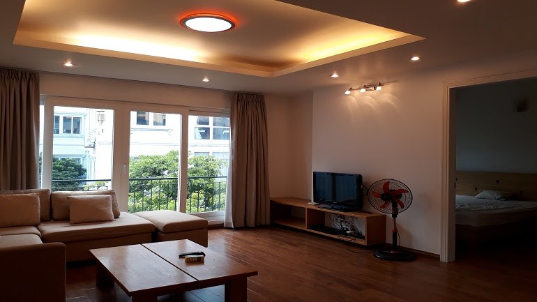 Cho thuê căn hộ 2PN, rộng 90m2 tại Xuân Diệu, Tây Hồ, đủ đồ, có ban công 2
